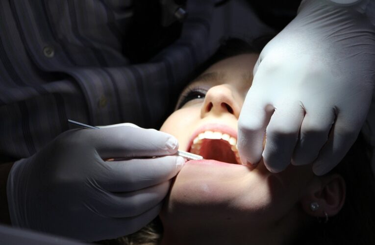 Dolinková zrušila zubné benefity zo dňa na deň. Pacienti zobrali ambulancie útokom