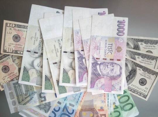 Koruna stagnovala k euru i dolaru, pražská burza nepatrně vzrostla