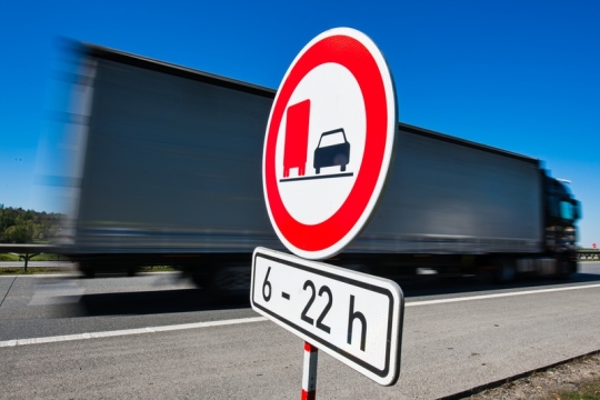 ŘSD instaluje další značky se zákazem předjíždění kamionů na dálnici D1
