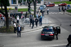 Pri atentáte na Fica musí polícia urobiť vyšetrovací pokus