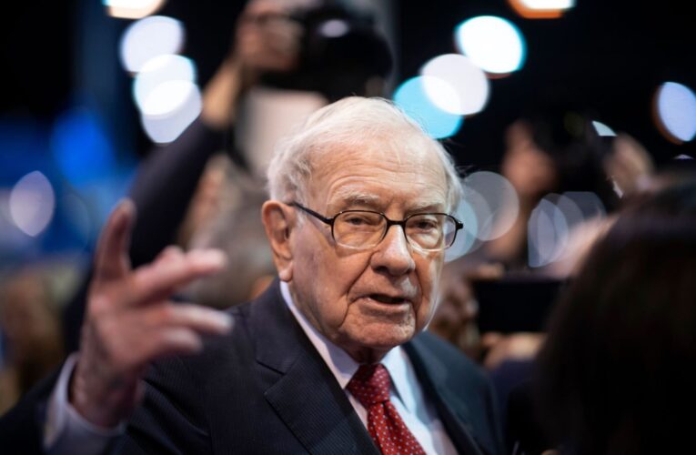 Warren Buffett nehodlá prodávat tyto tři akcie, mezitím se zbavuje Apple