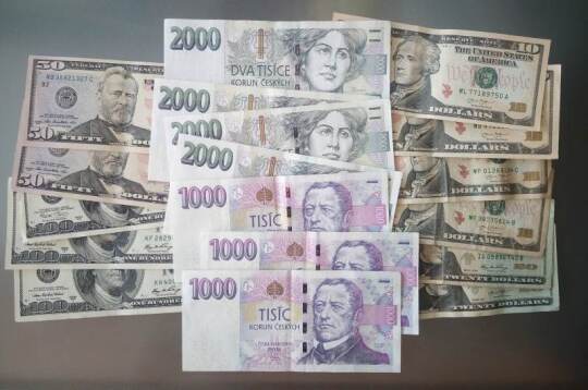 Koruna mírně oslabila k euru, vůči dolaru se posunula nad 24 Kč/USD