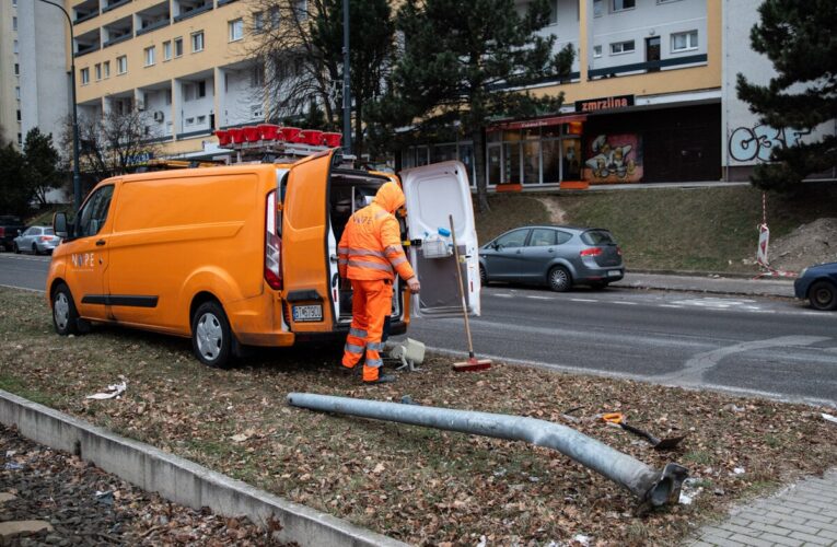 Rozbité vpredu aj vzadu. Poznáme účet za opravu Dankovho auta po náraze do semaforu